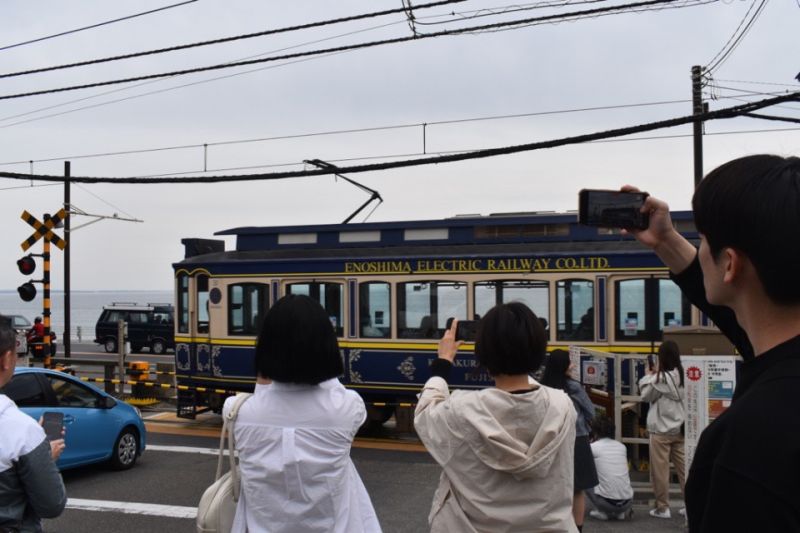 người hâm mộ check-in ở giao lộ ga kamakura kokomae người hâm mộ check-in ở giao lộ ga kamakura kokomae